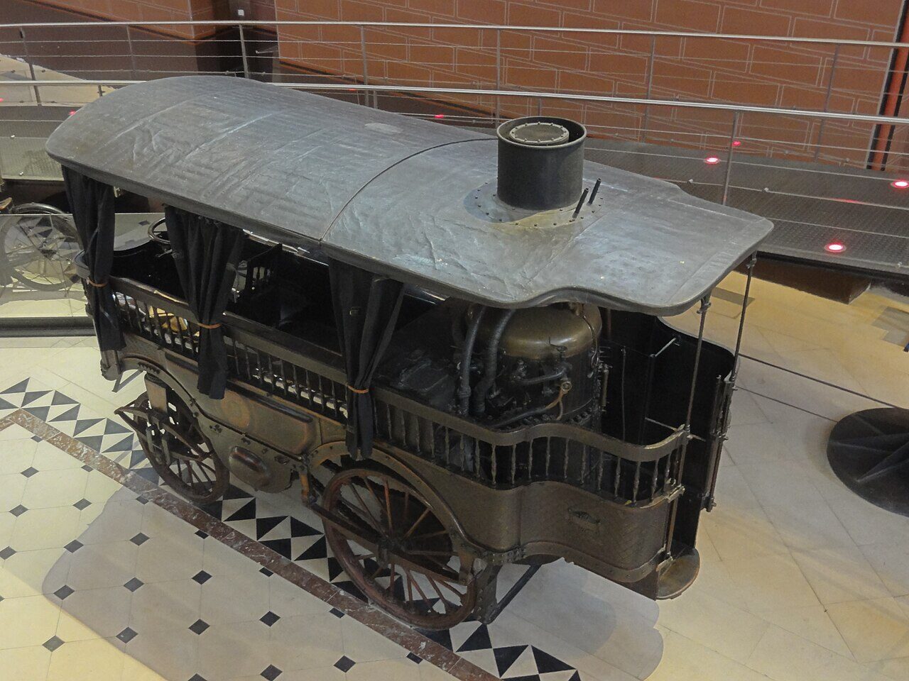 1873年製オベイサント号。蒸気で走るフランス製乗用車の先駆け、博物館に展示された復元モデル。