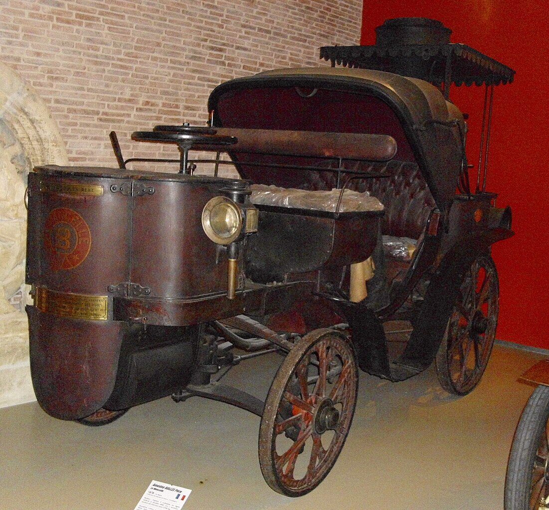 1878年製ラ・マンセル。蒸気機関を搭載した初期の四輪乗用車で、博物館に展示。