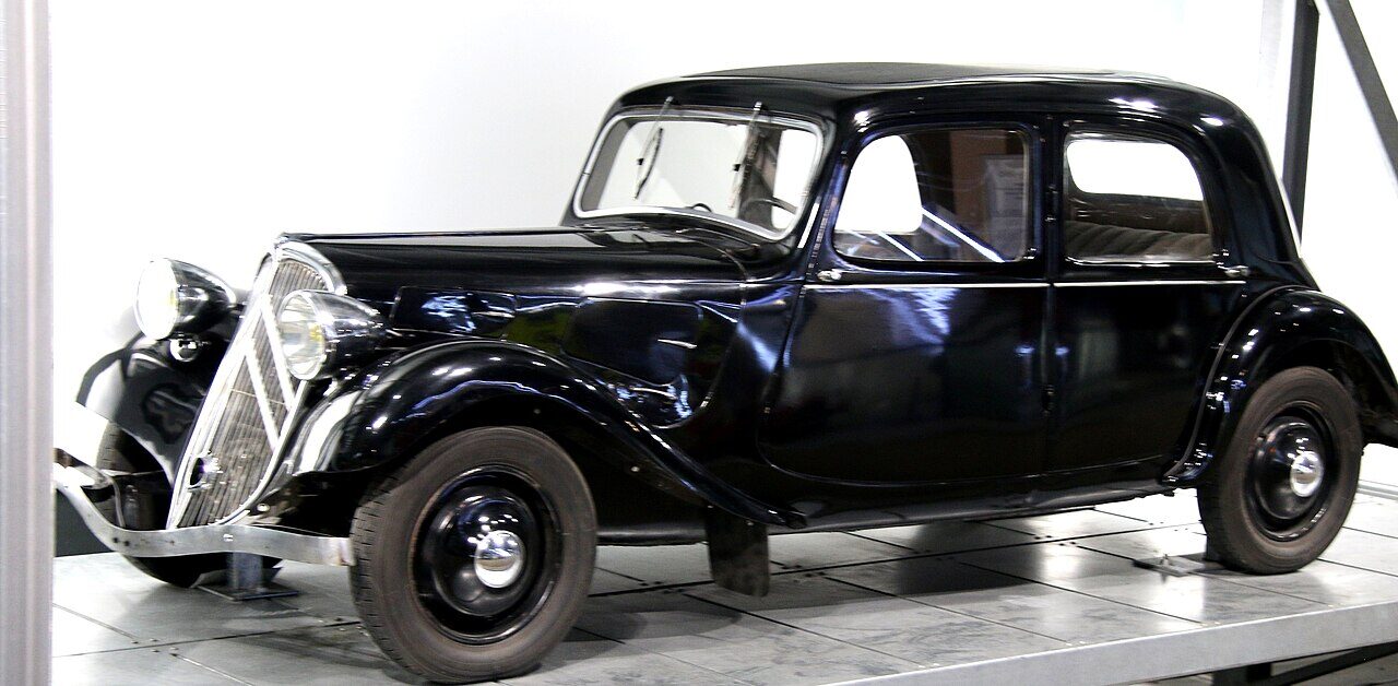 1934年式シトロエン・トラクション・アバン・7A。世界初の量産型前輪駆動車として博物館に展示。