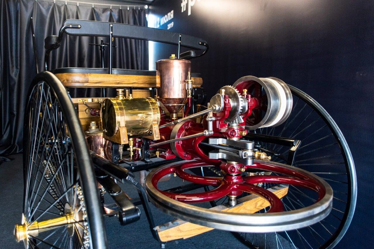 世界初のガソリン自動車、1886年製ベンツ・パテント・モトールヴァーゲン。博物館に展示された復元モデル。