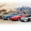 トヨタ自動車の100年を表現したイラスト。創業期のトヨダAA型のようなクラシックカーから、高度経済成長期を支えたコロナ、そして現代のEVコンセプトカーまで、時代ごとの代表的な車種が描かれている。