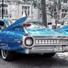 1959年型キャデラック・エルドラドのリアビュー。大型テールフィンとデュアル・ブレット型テールライトを備えたクラシックカー。