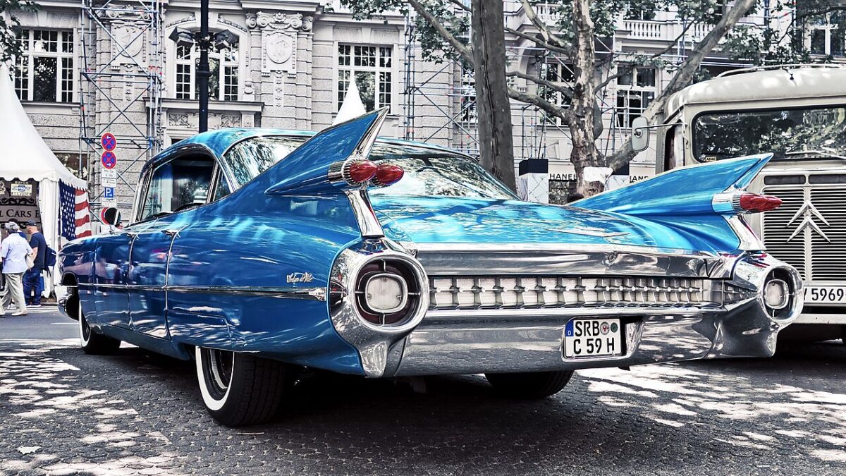 1959年型キャデラック・エルドラドのリアビュー。大型テールフィンとデュアル・ブレット型テールライトを備えたクラシックカー。