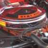 クローム製エアクリーナーカバーに「HEMI HEAD」と記された426 HEMI V8エンジンのクローズアップ