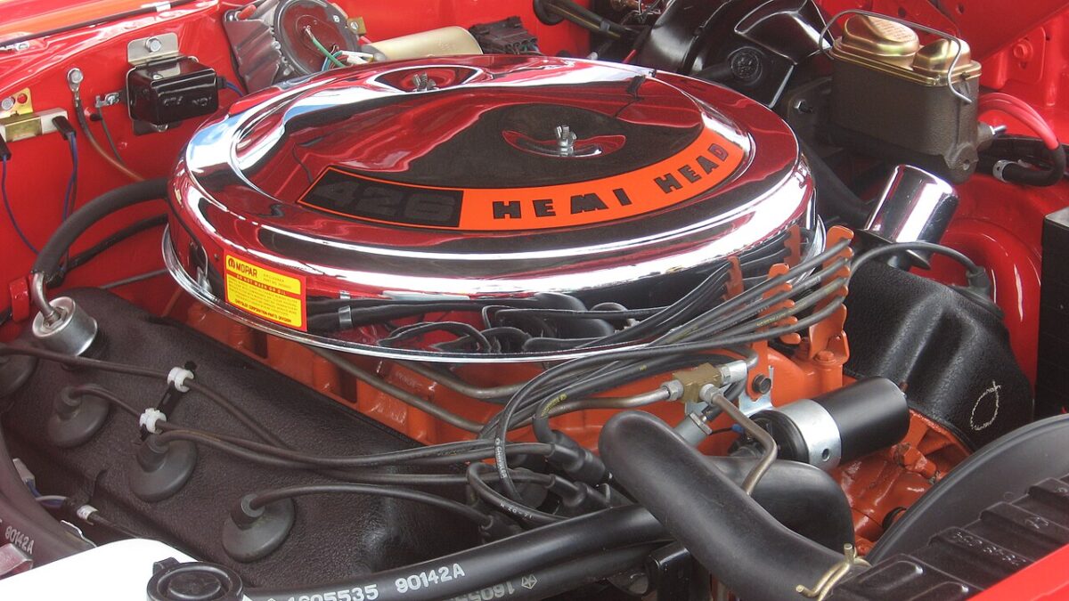 クローム製エアクリーナーカバーに「HEMI HEAD」と記された426 HEMI V8エンジンのクローズアップ