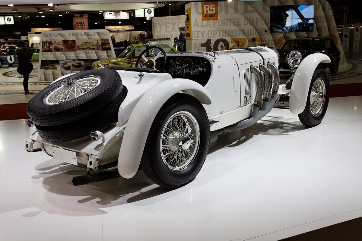 展示台に置かれた1928年式メルセデス・ベンツSSKのクラシックレーシングカー