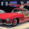 ショールームに展示されたガルウィングドアのメルセデス・ベンツ300 SL