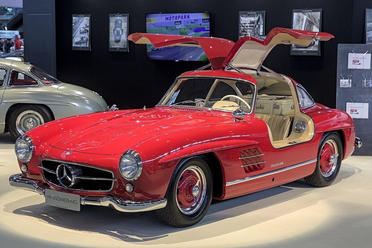 ショールームに展示されたガルウィングドアのメルセデス・ベンツ300 SL