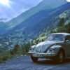 高山道路に停車するクラシックなフォルクスワーゲン・タイプ1（ビートル）
