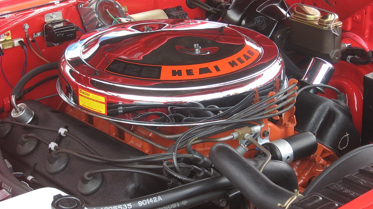 クローム製エアクリーナーカバーに「HEMI HEAD」と記された426 HEMI V8エンジンのクローズアップ