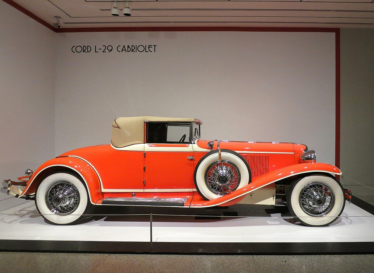 Cord L-29 Cabriolet（1929年式）赤とクリームのクラシックカー、博物館展示中