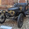 1910年式 Stanley Model R Runabout、蒸気駆動のクラシックカー、歴史的建物前に展示