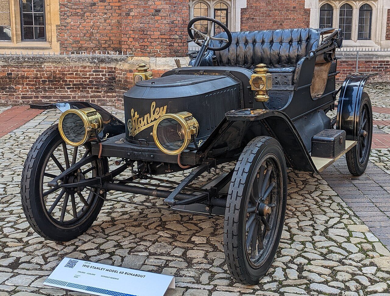 1910年式 Stanley Model R Runabout、蒸気駆動のクラシックカー、歴史的建物前に展示
