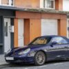 1997年式ポルシェ996型コンバーチブルが都市の路上に停車している様子