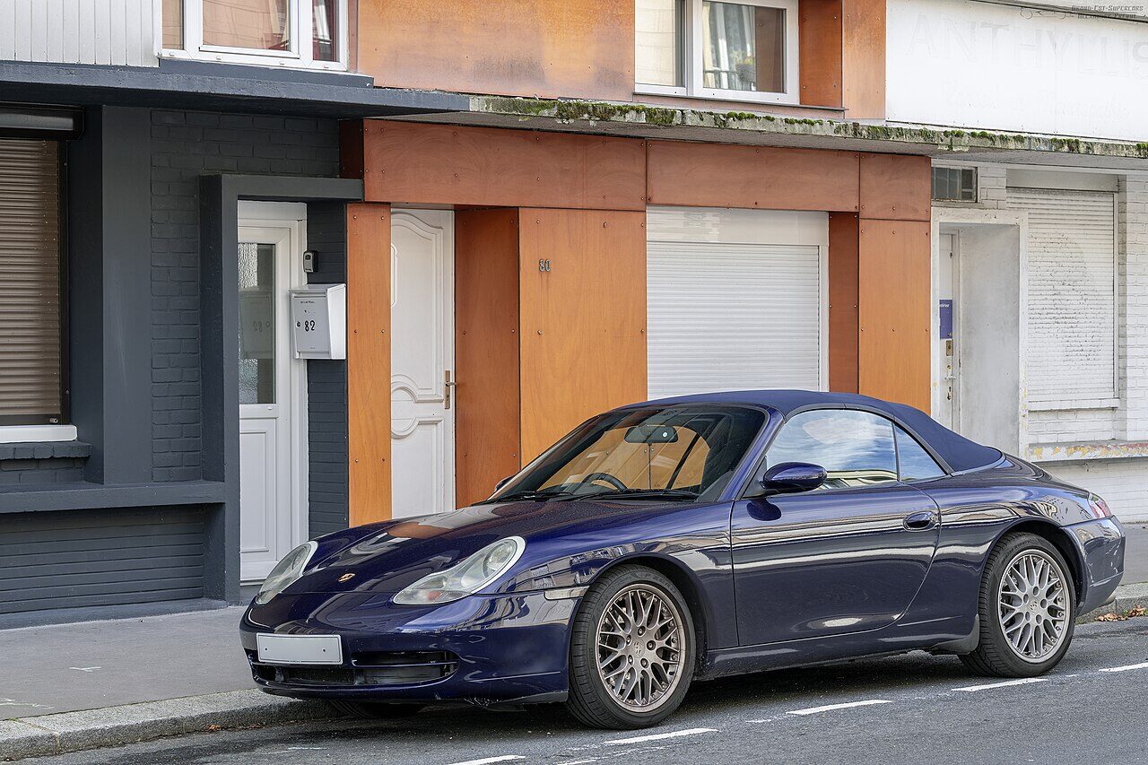 1997年式ポルシェ996型コンバーチブルが都市の路上に停車している様子