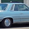 1971年式メルセデス・ベンツSLCクラス（C107）が路上に停車している様子