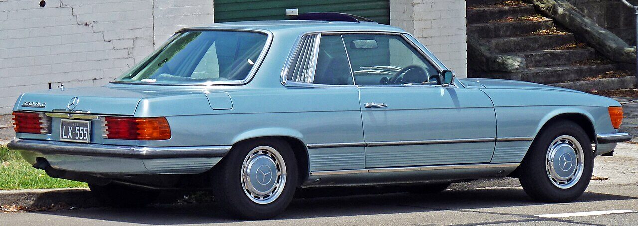 1971年式メルセデス・ベンツSLCクラス（C107）が路上に停車している様子