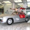 ショールームに展示されたガルウィングドアのメルセデス・ベンツ300 SL