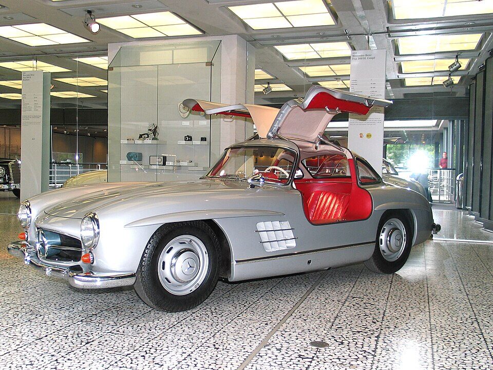 ショールームに展示されたガルウィングドアのメルセデス・ベンツ300 SL