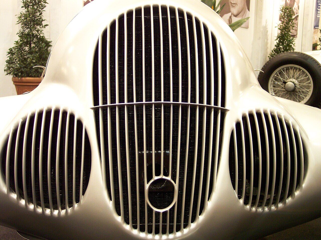1937年式メルセデス・ベンツW125のフロントグリルと流線型ボディ