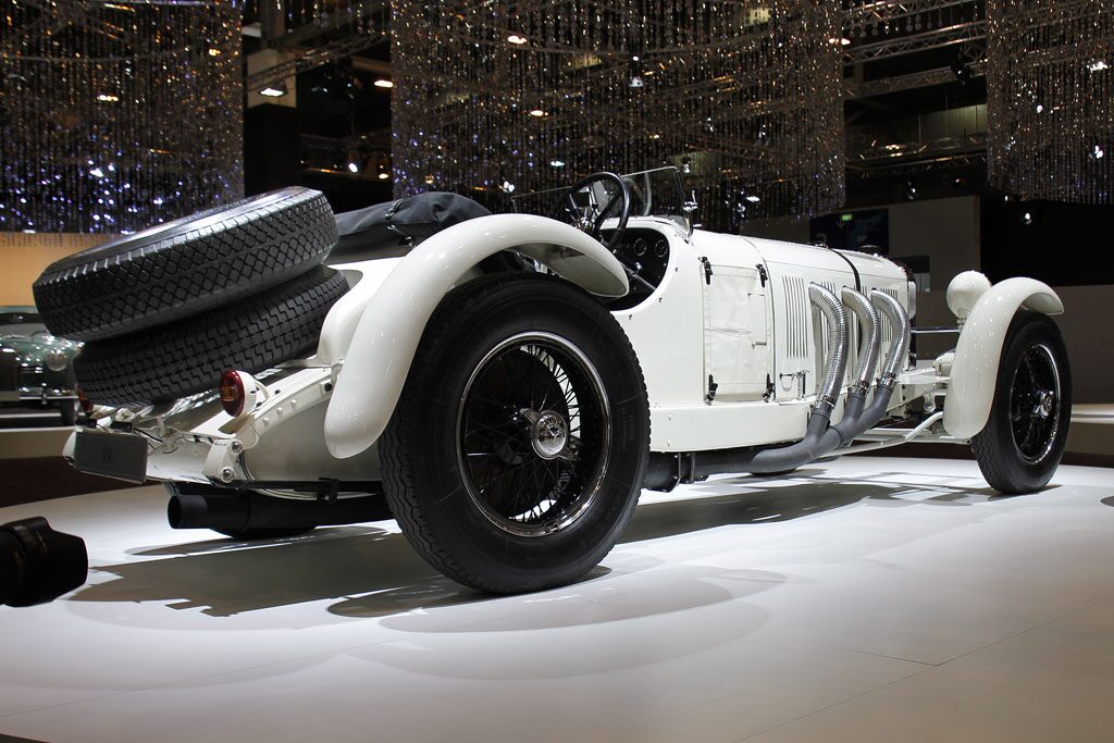展示台に置かれた1928年式メルセデス・ベンツSSKのクラシックレーシングカー