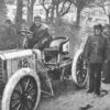1901年式メルセデス・35PSが人々に囲まれて屋外に停車している様子