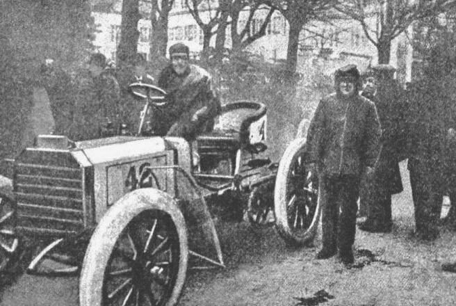 1901年式メルセデス・35PSが人々に囲まれて屋外に停車している様子