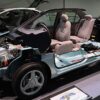 博物館に展示された1997年式トヨタ・プリウス（NHW10型）のカットモデル、ハイブリッド構造が見える
