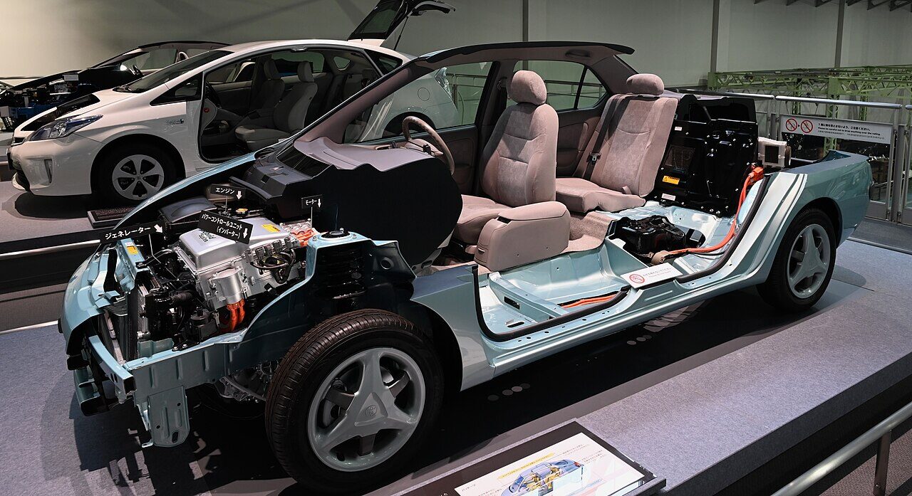 博物館に展示された1997年式トヨタ・プリウス（NHW10型）のカットモデル、ハイブリッド構造が見える
