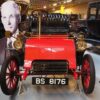 博物館に展示された1903年式フォード・モデルA、赤いボディと真鍮パーツが印象的なクラシックカー