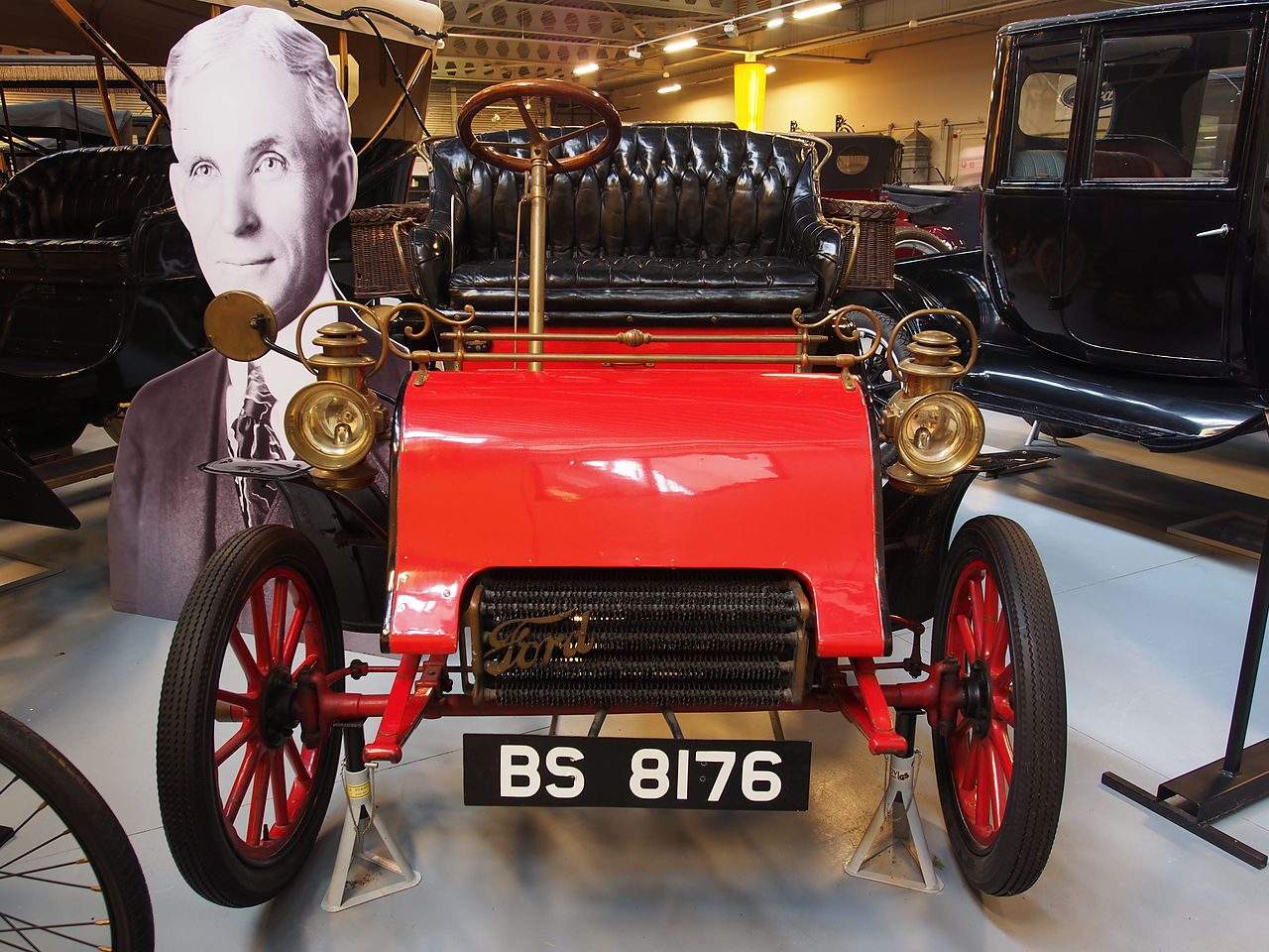 博物館に展示された1903年式フォード・モデルA、赤いボディと真鍮パーツが印象的なクラシックカー