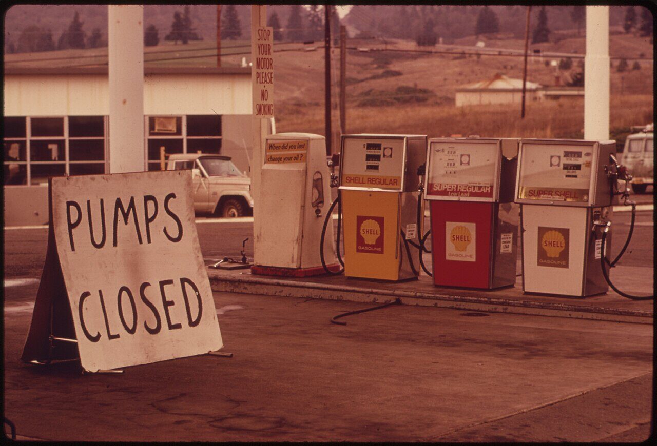 ガソリンスタンドの給油機がすべて閉鎖され、「PUMPS CLOSED(給油できません)」の看板が掲げられている。1973年オイルショック時の燃料供給停止を示す光景。