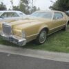 1975年型リンカーン・コンチネンタル Mark IV クーペ。ゴールドのボディとビニールルーフを備えた1970年代アメリカの高級クーペ。