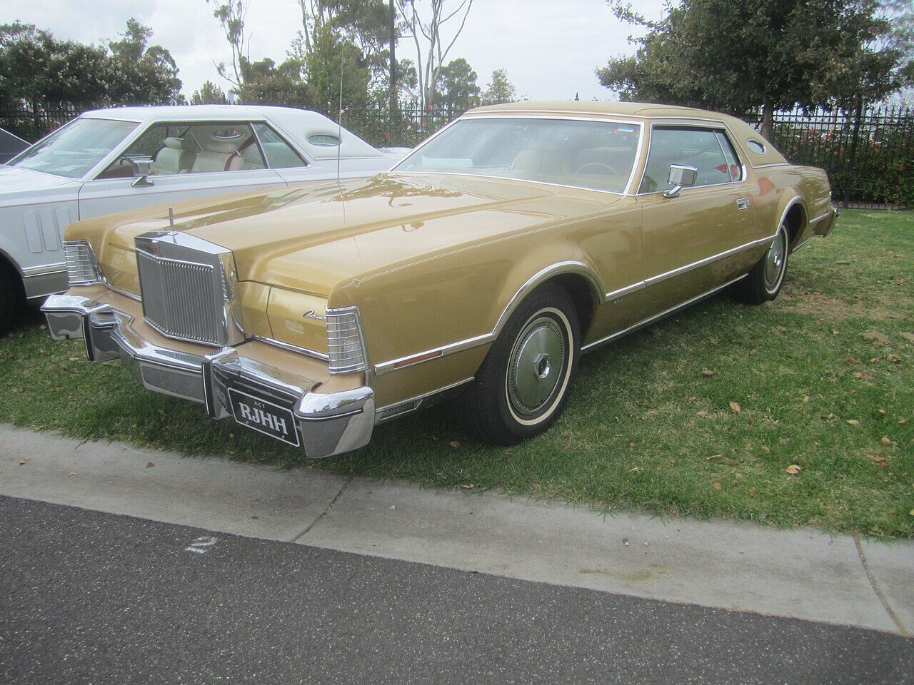 1975年型リンカーン・コンチネンタル Mark IV クーペ。ゴールドのボディとビニールルーフを備えた1970年代アメリカの高級クーペ。