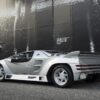 都市の壁画を背景に停車するVector W8
