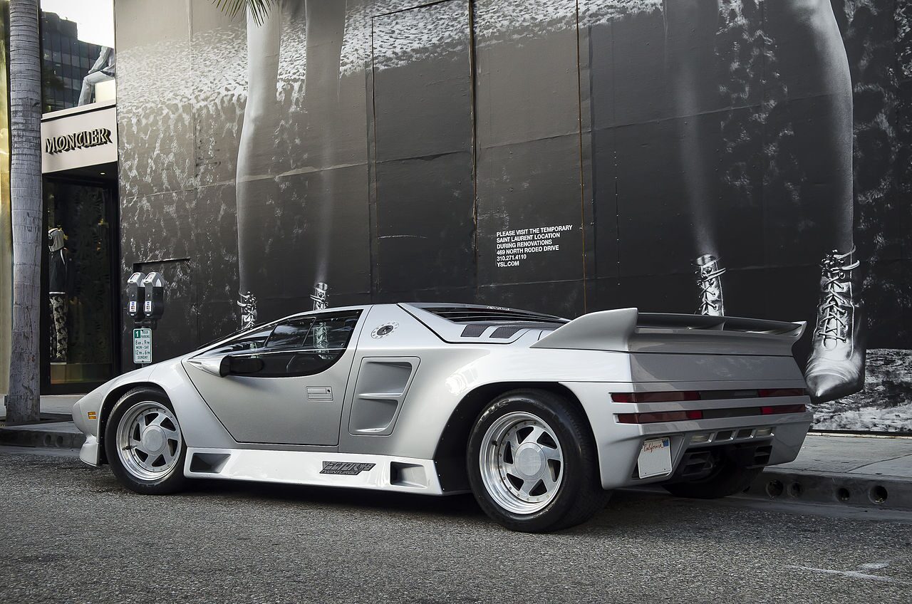 都市の壁画を背景に停車するVector W8