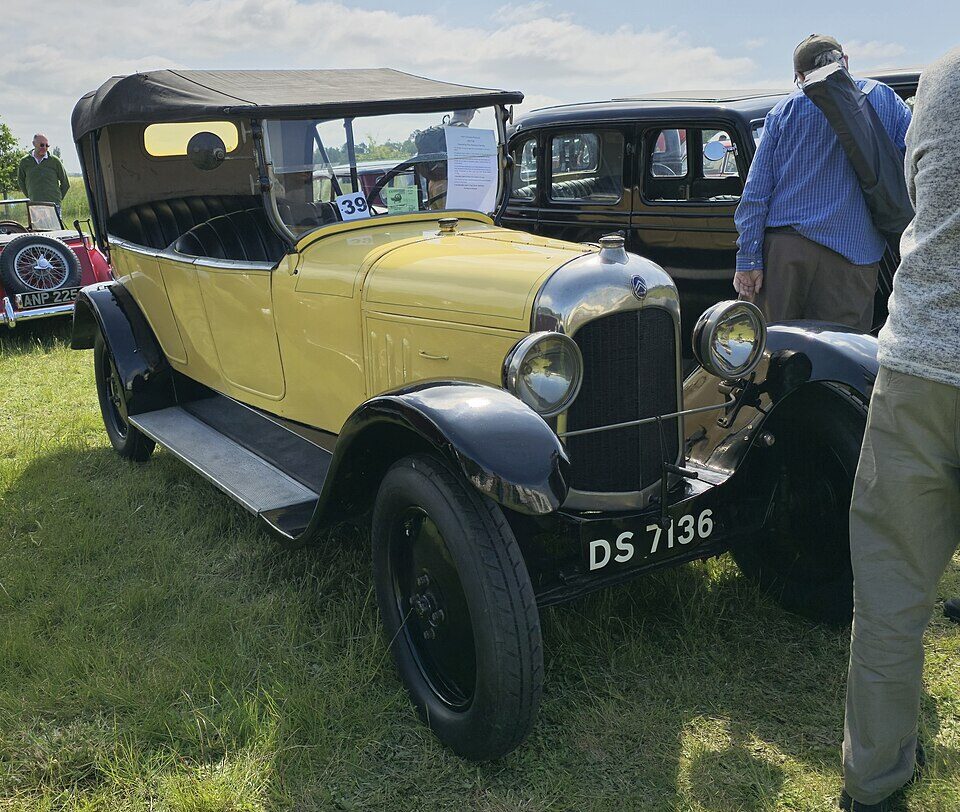 黄色いシトロエンType A、1920年代のフランス製クラシックカー、屋外イベント展示