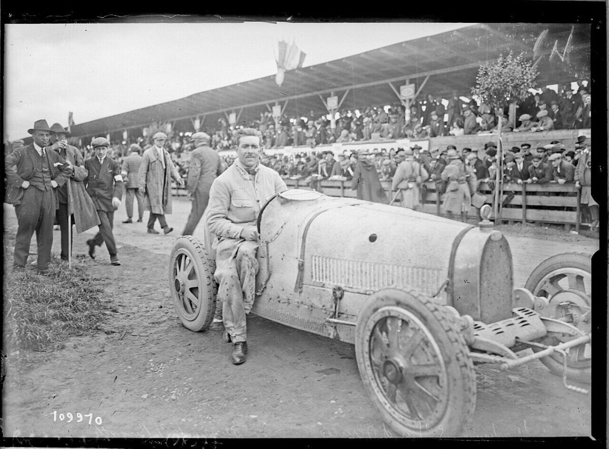1926年ストラスブール・グランプリを走るブガッティ・レーシングカー