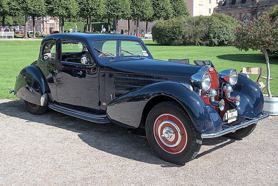 1936年製ブガッティ・タイプ57クーペ（Gangloff製ボディ）の側面。黒と赤のツートンカラーが映える戦前フランスを代表する高級スポーツカー。