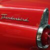 1955年型フォード・サンダーバードのリアフェンダーとテールランプのクローズアップ