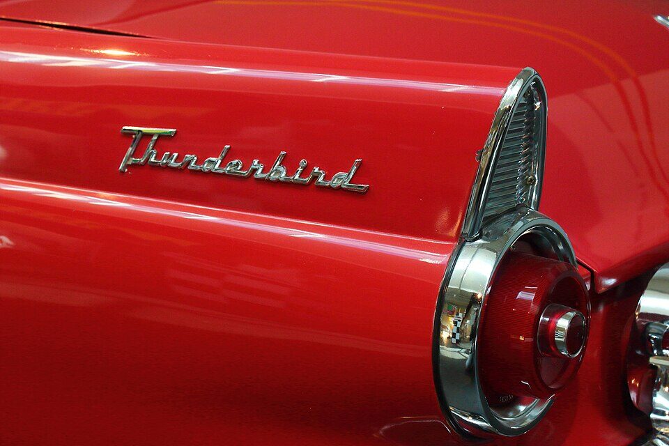 1955年型フォード・サンダーバードのリアフェンダーとテールランプのクローズアップ