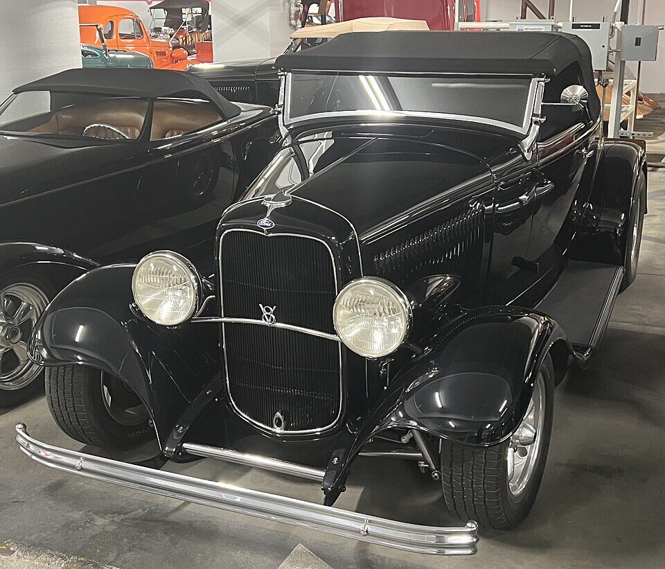 1932年式 Ford V8（フォード・モデル18）のフロントビュー。大衆車として初めてV8エンジンを広く普及させた歴史的モデル。