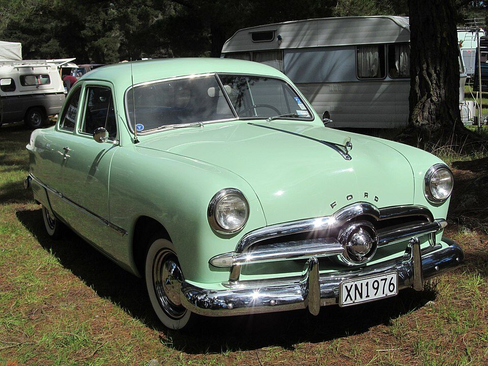 1949年型Ford（フォード）セダンのフロント3/4ビュー。戦後を代表する「ショーボックス・フォード」のクラシックカー。