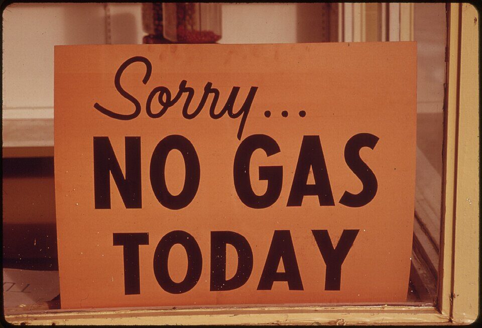 1970年代のオイルショックでガソリン不足を知らせる「NO GAS TODAY」の看板
