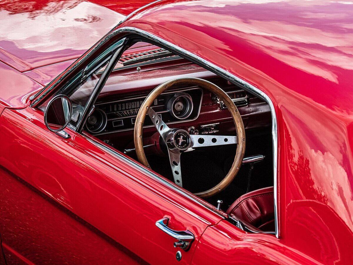 1964年に登場した初代フォード・マスタングの運転席